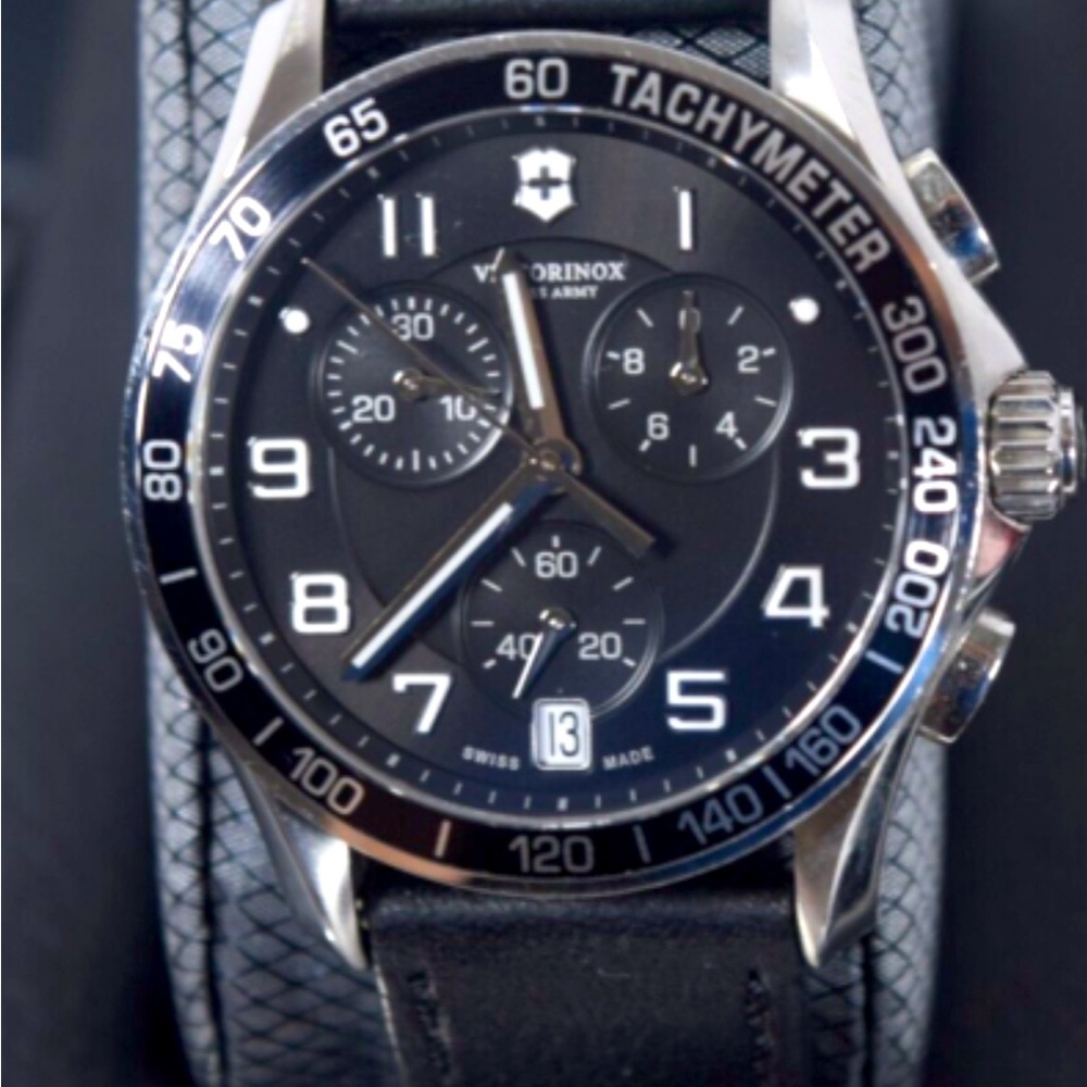 Victorinox Mens Swiss Army Watch Chrono TACHYMETER Stopwatch & Measures Speed